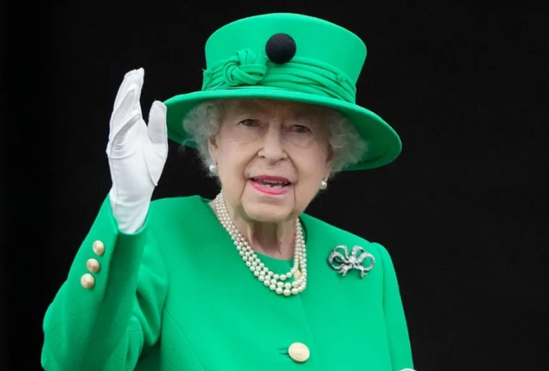 Joias, selos e 32 mil cisnes: a herança da rainha Elizabeth, uma das mulheres mais ricas do mundo