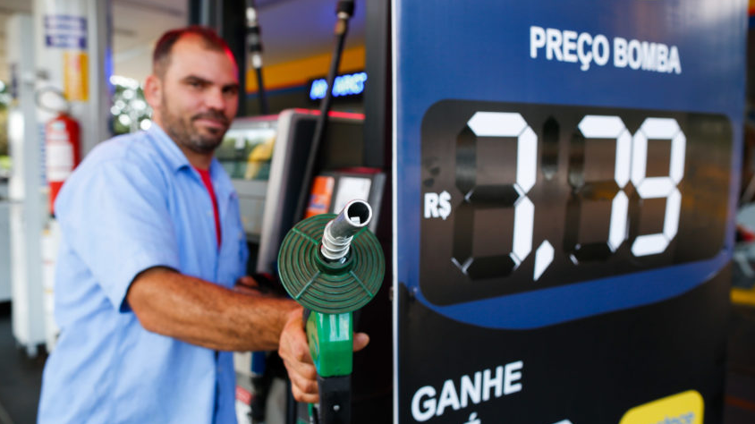 Preço da gasolina cai 1,5% na semana, diz ANP