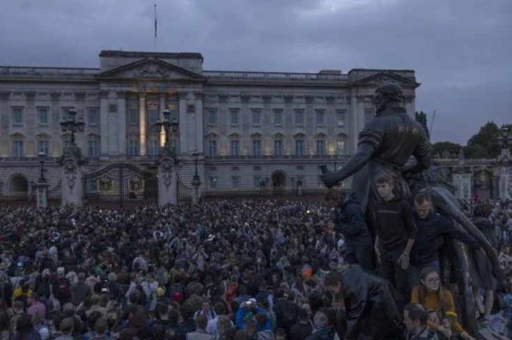 Milhares de pessoas fazem vigília na porta do Palácio de Buckingham, em Londres, após a morte da Rainha Elizabeth II