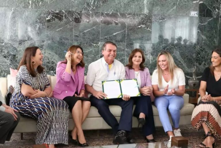 Bolsonaro sanciona lei que institui o Agosto Lilás, campanha de conscientização pelo fim da violência contra mulher
