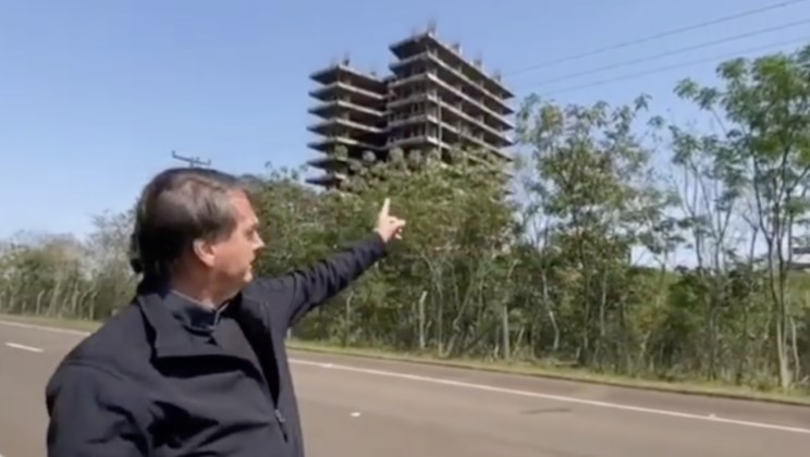 “Regra do PT é desviar recurso e não concluir obras”, diz Bolsonaro