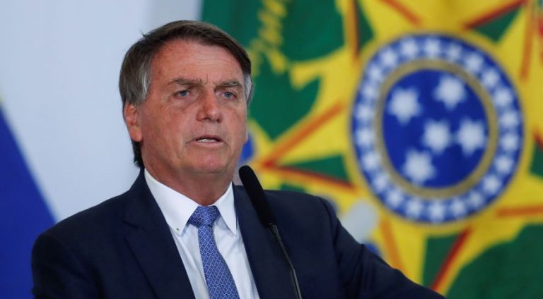 Bolsonaro sanciona projeto que obriga planos de saúde a cobrirem tratamentos fora do rol da ANS