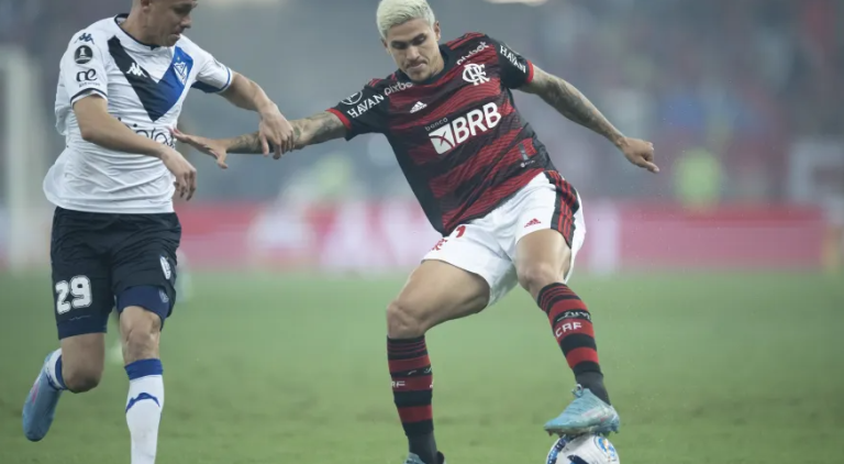 Flamengo vence o Vélez no Maracanã e garante final brasileira na Libertadores