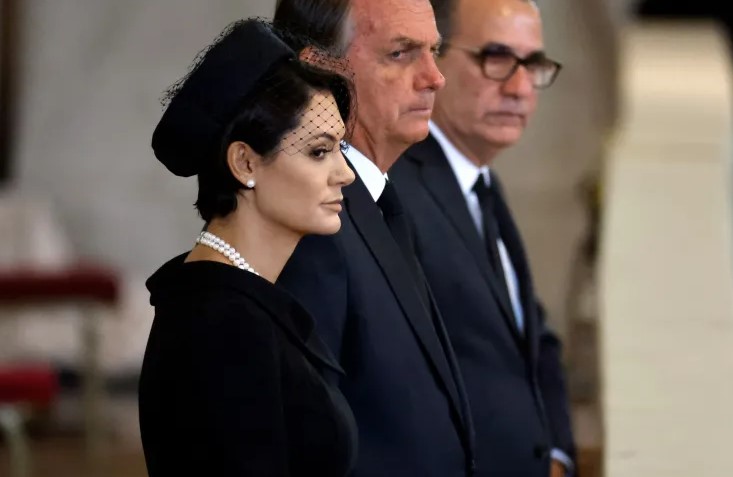 Bolsonaro vai a velório e presta homenagem à rainha Elizabeth II em Londres