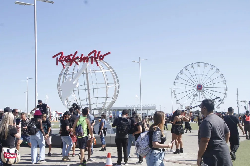 Guns N’ Roses pede 12 camarins, 250 toalhas, rosas e massagistas no Rock in Rio