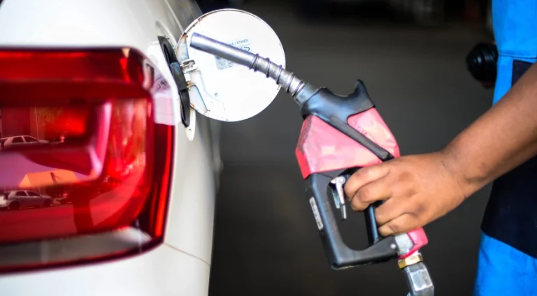 Após 12 semanas de queda, preço médio da gasolina fica abaixo de R$ 5 nos postos do país, aponta ANP