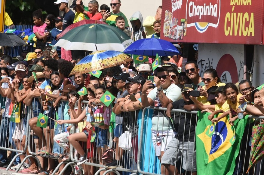Desfile do 7 de setembro reúne multidão na Praça Cívica em Natal