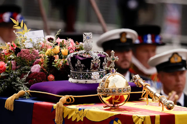 Após longo dia de cerimônias e homenagens, rainha Elizabeth II é sepultada em Windsor