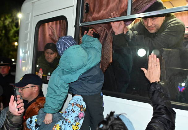 Mulheres e crianças se desesperam e vão às lágrimas com filas de reservistas recrutados por Putin