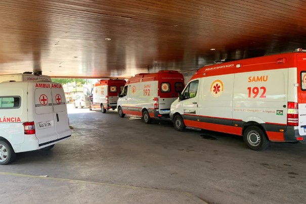Com pacientes em macas à espera de leitos, ambulâncias do Samu ficam retidas no Hospital Walfredo Gurgel em Natal