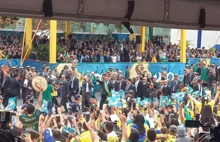 Bolsonaro quebra protocolo e cumprimenta o público antes de desfile