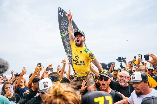 Filipe Toledo vence Italo Ferreira e conquista pela 1ª vez o Mundial de surfe