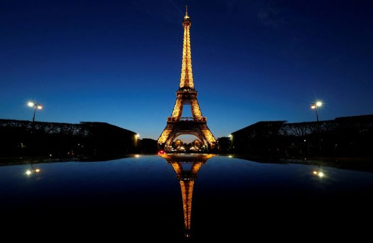 Luzes se apagam mais cedo na Torre Eiffel por economia de energia em Paris