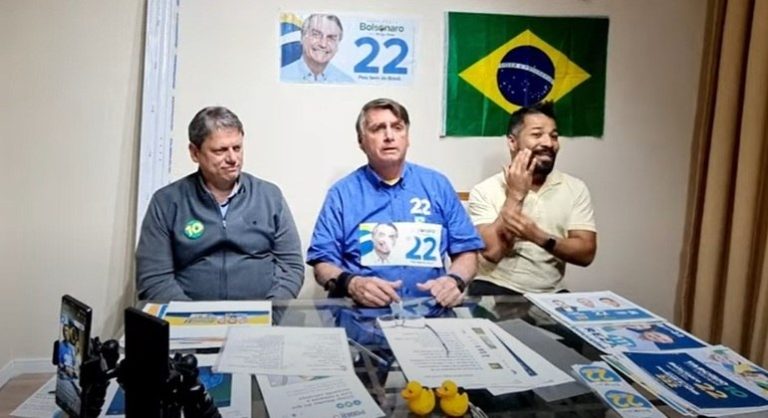 “Quem vazou foi você, seja homem”, diz Bolsonaro a Moraes