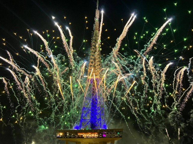 Fogos de artifício verdes e amarelos e buzinaço marcam a virada do 7 de Setembro em Brasília