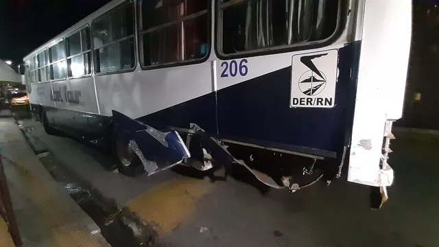 Ônibus sem freio desce rua de ré, atinge carro e duas pessoas ficam feridas em Natal