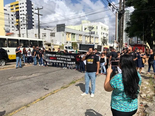 Em greve, funcionários de hospitais universitários fazem protesto em Natal