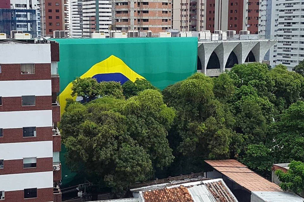 Justiça nega pedido do PT para tirar bandeira gigante do Brasil na 1ª Assembleia de Deus do país