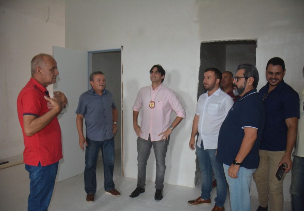 Vereador Vavá Azevedo, ao lado do Prefeito Taveira e Coronel Marcondes, visitam instalações da nova Delegacia de Plantão em Parnamirim