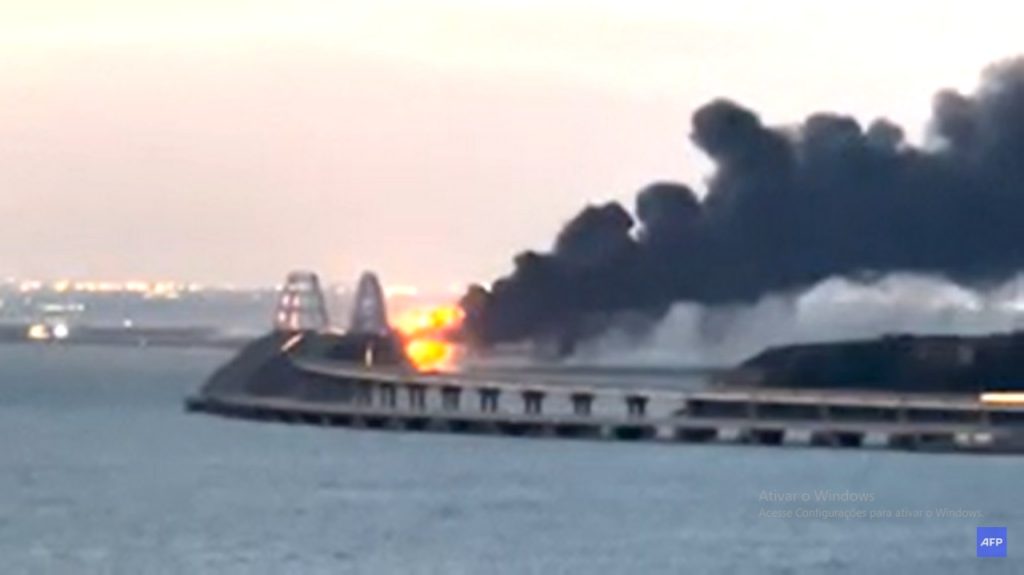 Explosão destrói parte de ponte estratégica que liga Rússia à Crimeia