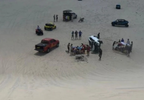 Turista morre e 6 ficam feridos após carro capotar em dunas