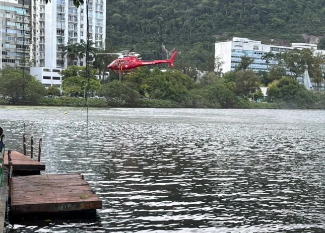 Helicóptero cai com cinco pessoas a bordo em lagoa no RJ