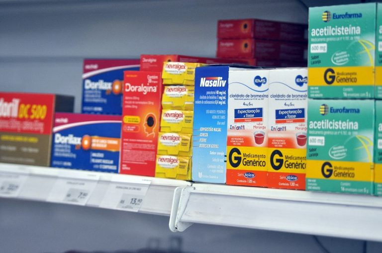 Justiça bloqueia R$ 8 milhões de contas do Estado para garantir medicamentos de alto custo