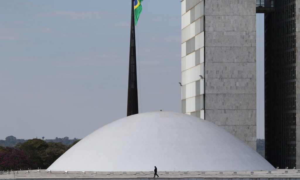 Proposta para flexibilizar trabalho aos domingos e feriados é de 2019 e foi rejeitada pelo Senado