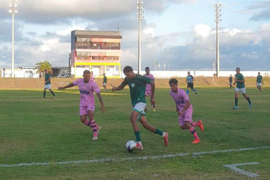 Alecrim vence o Laguna e assume a liderança