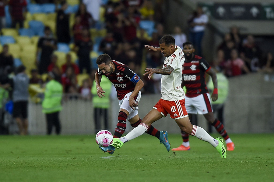 Flamengo empata com Inter em noite boa para o Palmeiras