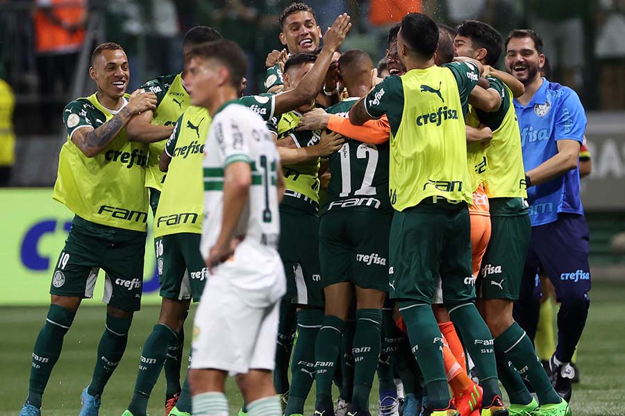 Palmeiras goleia e fica cada vez mais perto do título