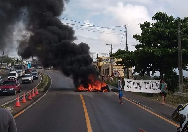 Manifestantes queimam pneus e interditam parcialmente BR-101 em Natal