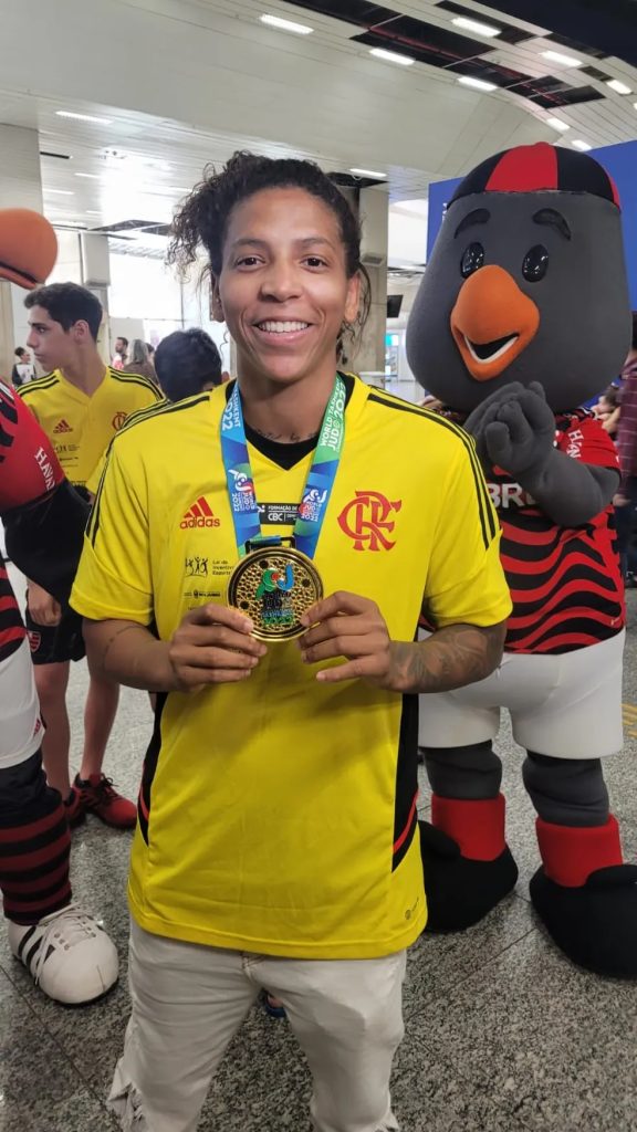 Rafaela Silva chega ao Rio sob gritos de bicampeã após ganhar o ouro no Mundial