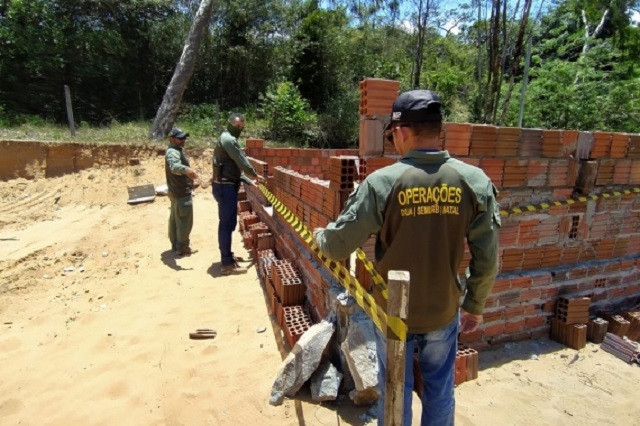 Semurb embarga construção irregular em área de duna na Zona Sul de Natal