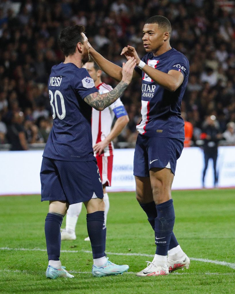 Parceria entre Messi e Mbappé garante vitória do PSG sobre o Ajaccio