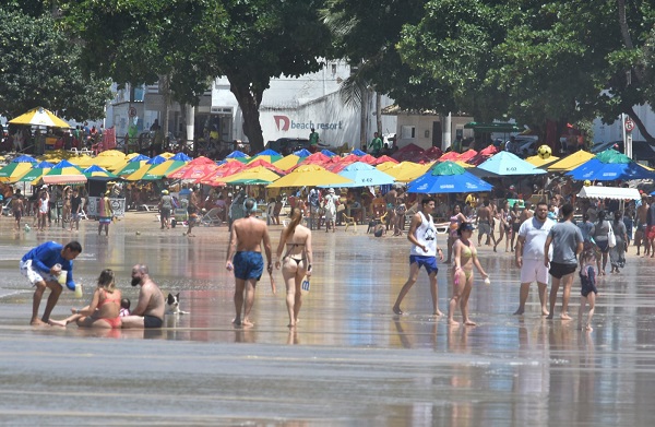 Praia de Natal apresenta movimentação de banhistas neste domingo