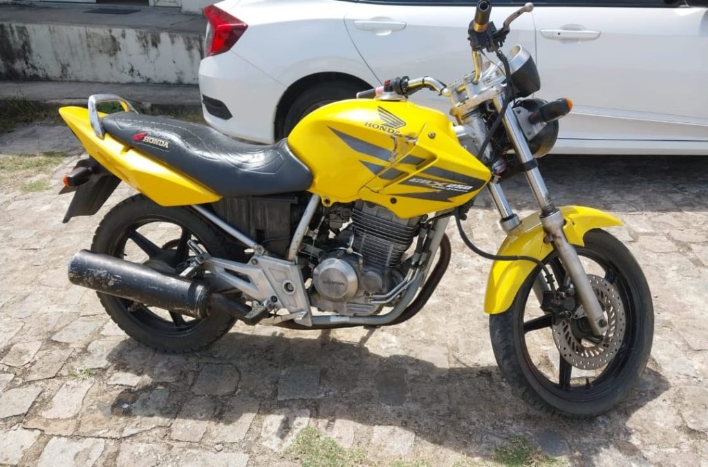 Polícia militar de São José de Mipibu recupera moto roubada e prende dois suspeitos