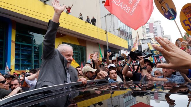 Lula não fala em vitória antecipada e encerra campanha dizendo que festejará qualquer que seja o resultado do 1º turno