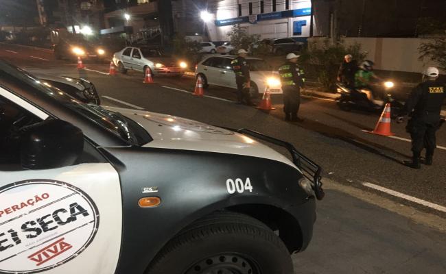 Polícia apreende carro com mais de 200 multas durante operação Lei Seca em Natal