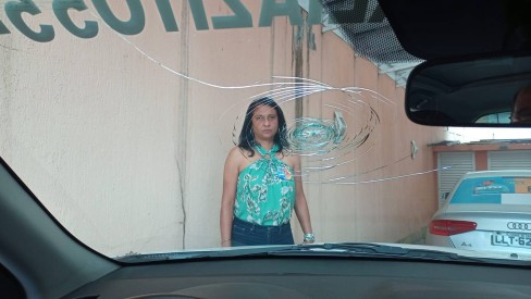 Candidata a deputada tem carro perfurado ao passar por local de troca de tiros na Baixada Fluminense