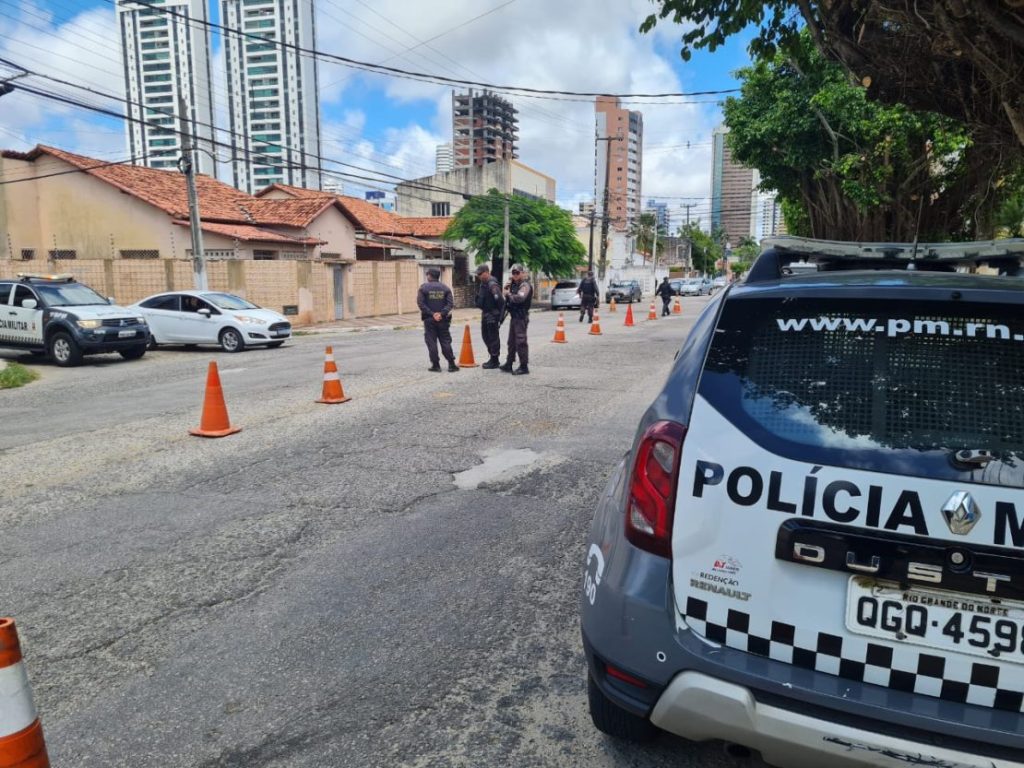 PM faz barreiras itinerantes na zona Leste de Natal após mensagens de facção criminosa