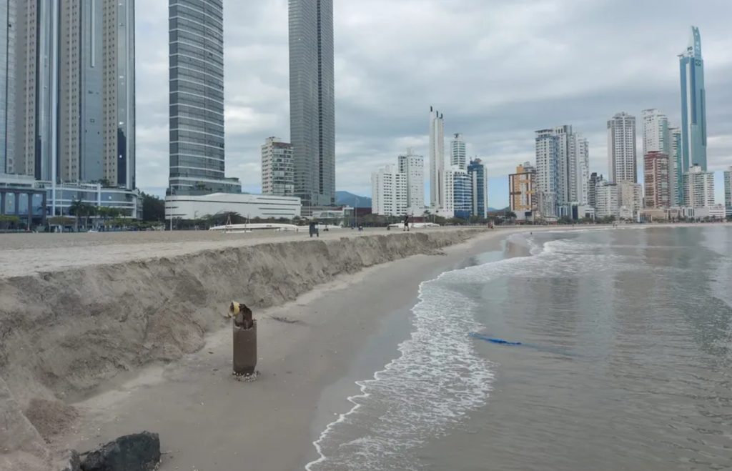 Praia de SC, que recebeu mesma obra que será feita na Praia de Ponta Negra em Natal, amanhece com “degrau”