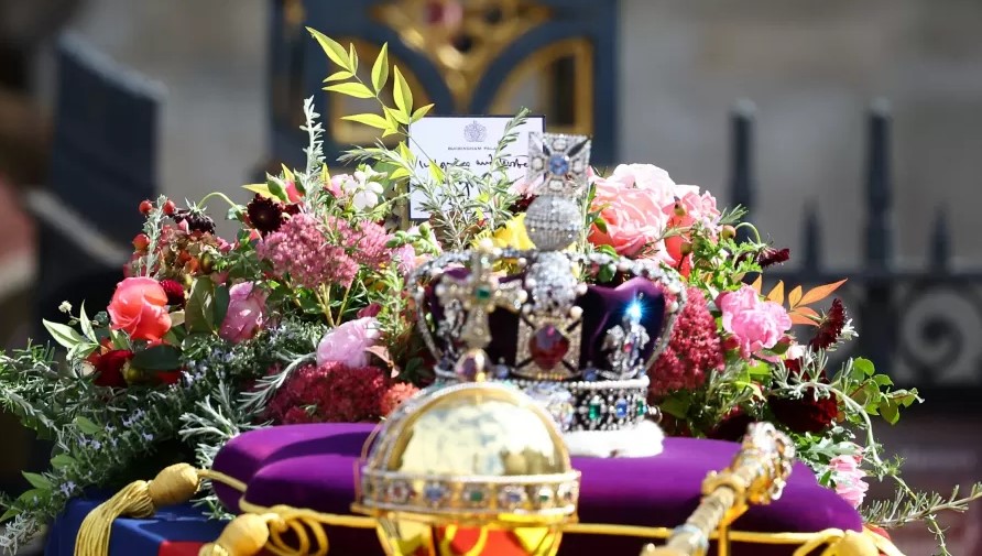 Guarda de 18 anos que acompanhou funeral da rainha é encontrado morto