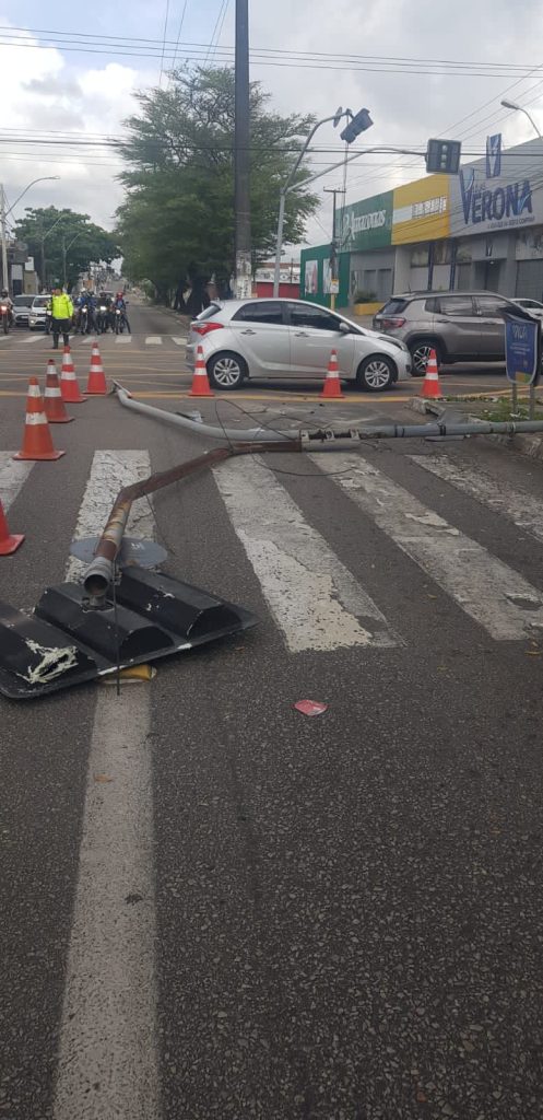 Caminhão derruba semáforo na avenida Nevaldo Rocha e equipamentos são furtados