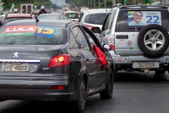 Adesivos de candidatos em carros de aplicativos constrangem clientes