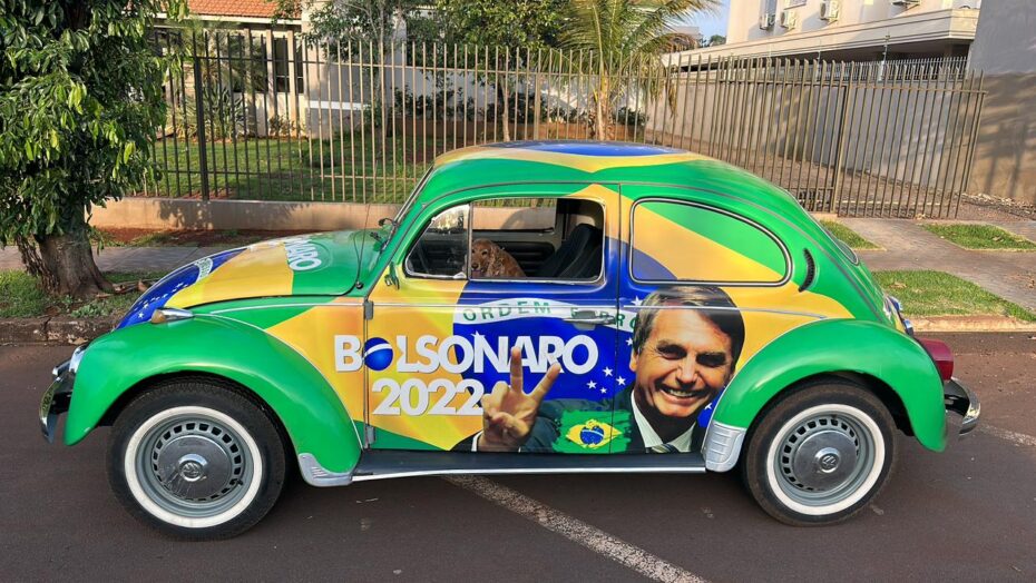 Mulher não pode circular em carro envelopado com imagem de Bolsonaro