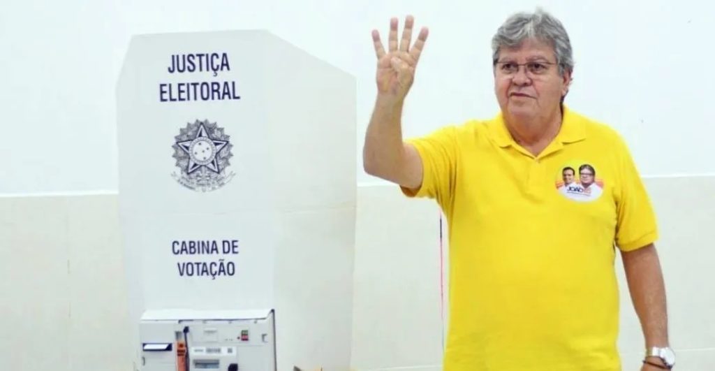 João Azevedo é reeleito governador da Paraíba