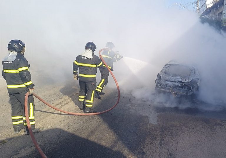 Carro por aplicativo pega fogo em via pública no Conjunto Santa delmira em Mossoró