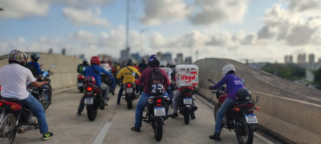 Motociclistas protestam por segurança e fecham viaduto da Arena das Dunas