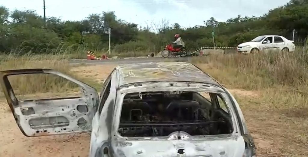 Carro bate em mureta e pega fogo na ponte metálica de Extremoz